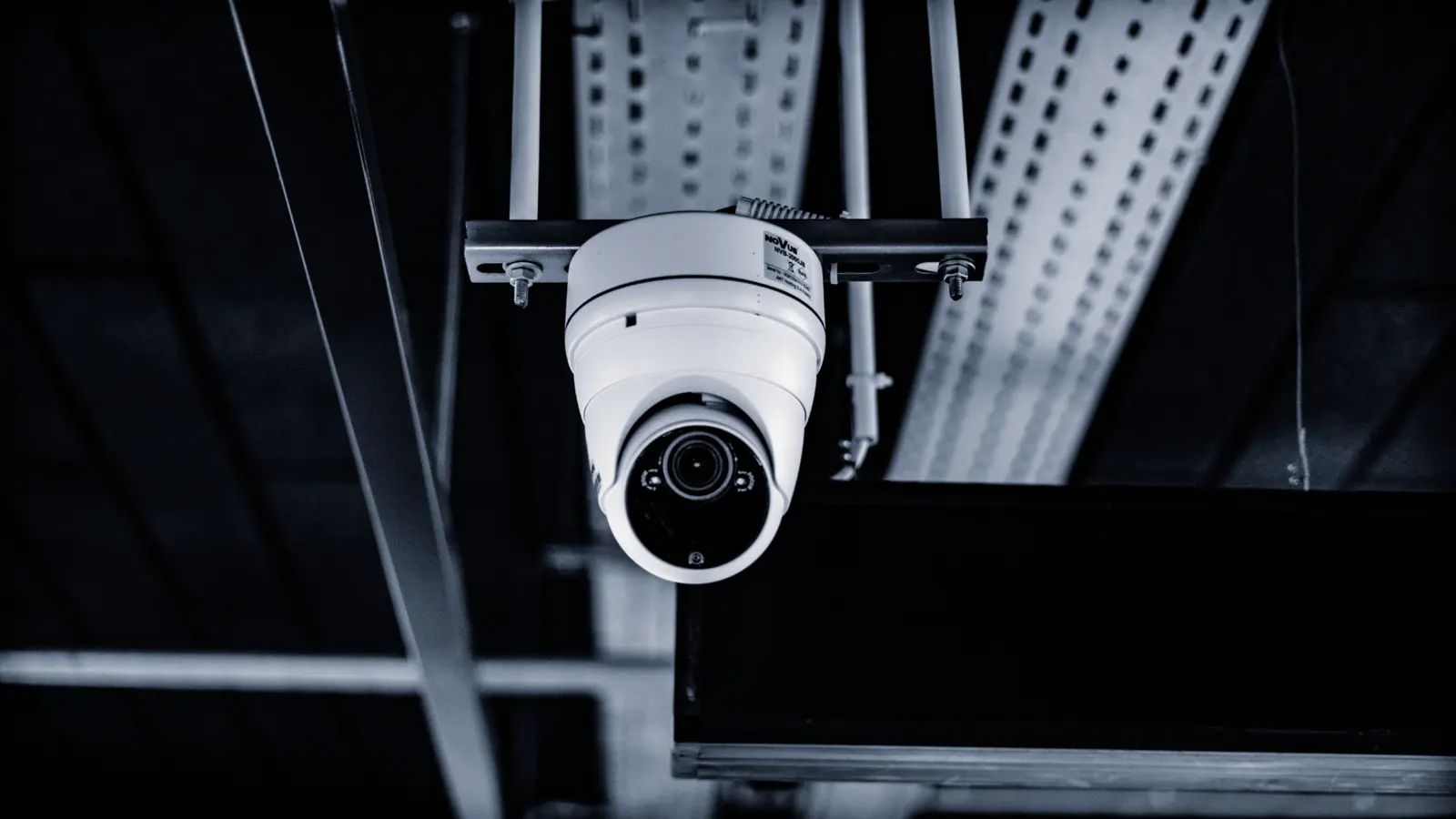 Caméra de vidéosurveillance dôme installée au plafond